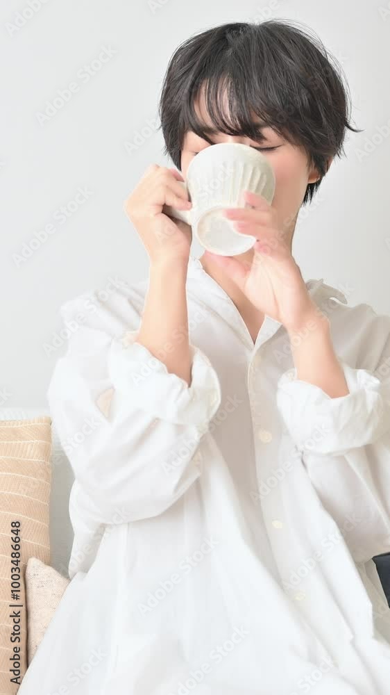 Vertical video of a woman relaxing with a cup of coffee
Vertical video of a woman relaxing with a cup of coffee