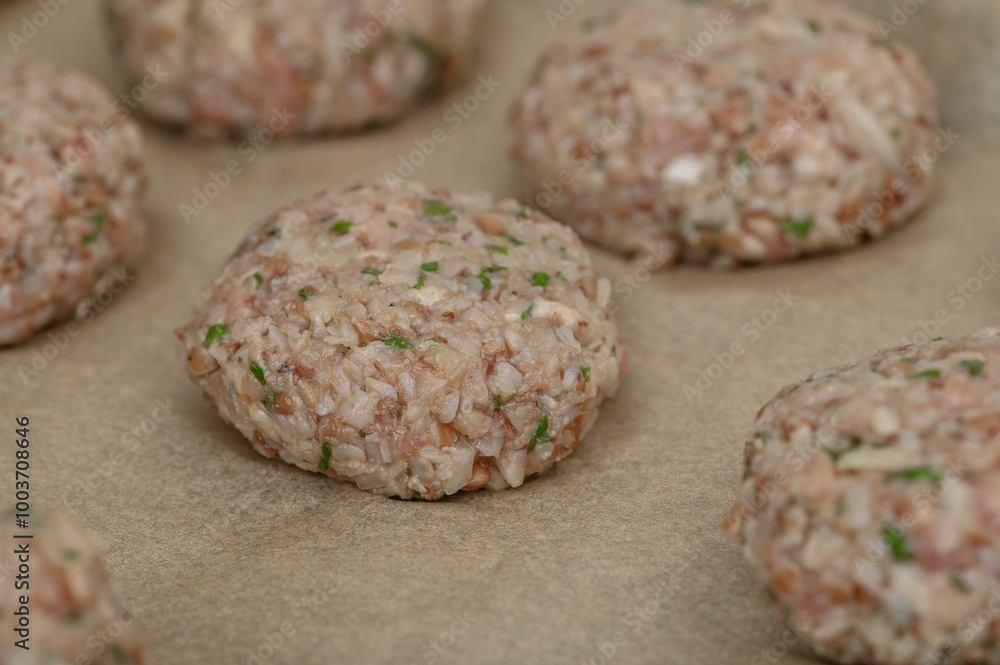 Pieczone kotlety mielone z warzywami z kolendrą z bliska na papierze do pieczenia Pieczone kotlety mielone z warzywami z kolendrą z bliska na papierze do pieczenia