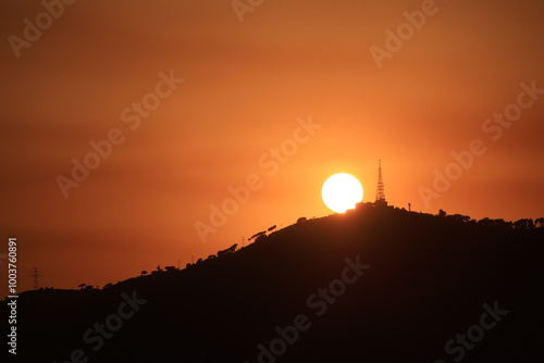 Puesta de sol entre el atardecer de las montañas.