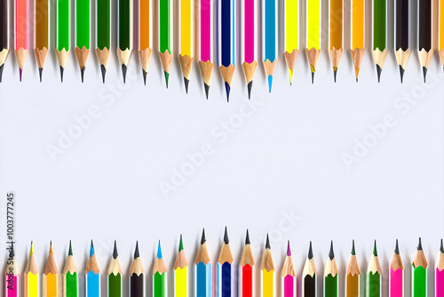 Bunte Farbstifte, waagerecht nebeneinander  gelegt als Hintergrund, copy space, flatlay, Rahmen