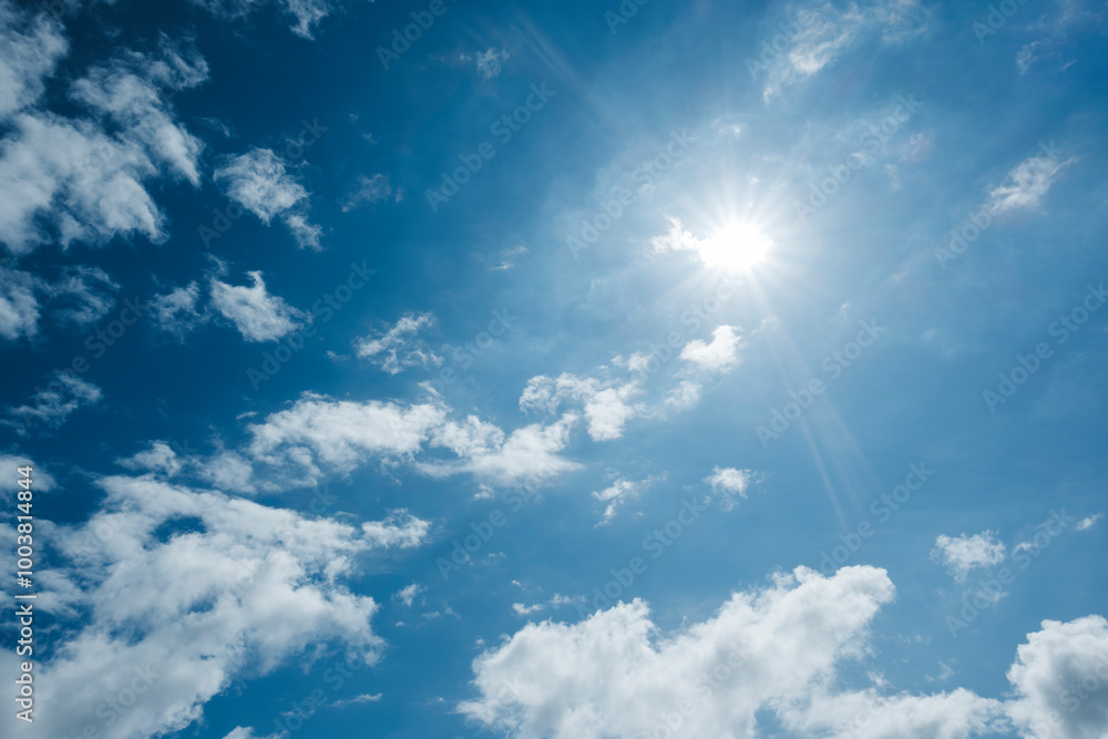 さわやかな秋の晴天の青空と太陽 薄い雲の背景 アウトドア・行楽・キャンプ さわやかな秋の晴天の青空と太陽 薄い雲の背景 アウトドア・行楽・キャンプ