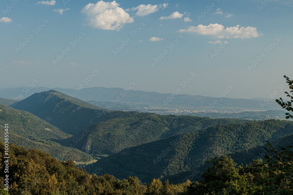 vista dettagliata, dall'alto, sui monti, le vallate e le alte colline nella Slovenia occidentale, sul confine Italiano, di pomeriggio, in estate, sotto un cielo sereno