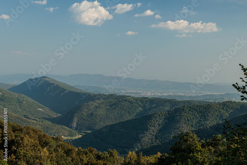 Obraz na płótnie vista dettagliata, dall'alto, sui monti, le vallate e le alte colline nella Slovenia occidentale, sul confine Italiano, di pomeriggio, in estate, sotto un cielo sereno w salonie