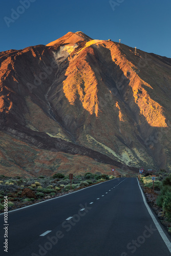 Obraz na płótnie La Ruleta Vista Point with a spectacular views of Teide volcano. This is easy access place to see this mountain. w salonie