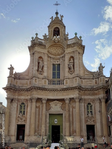 La facciata barocca della Basilica della Collegiata a Catania.