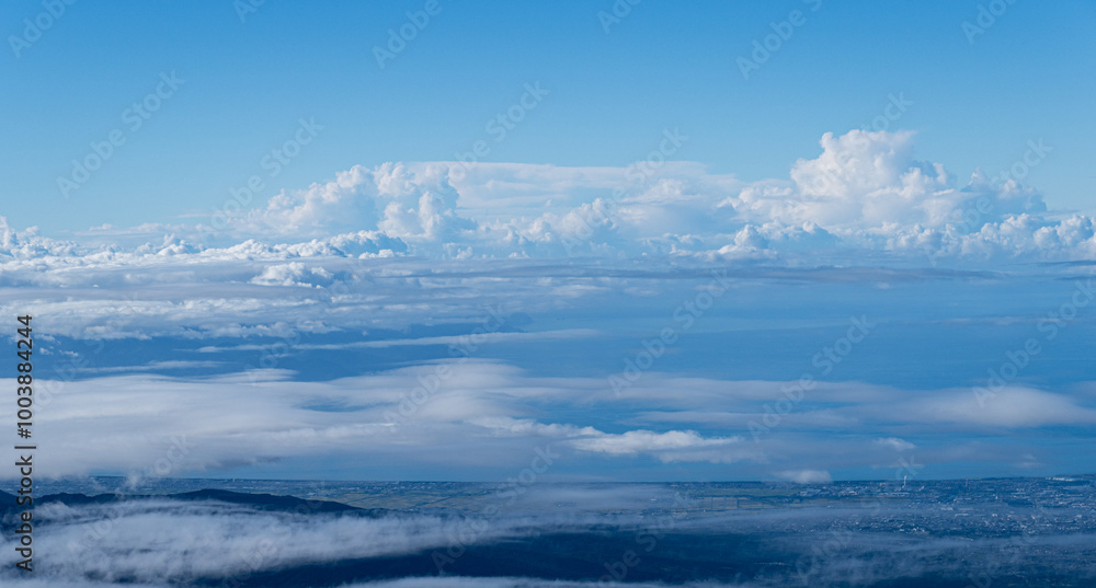 山の上から眺める湧きあがる雲の風景 山の上から眺める湧きあがる雲の風景