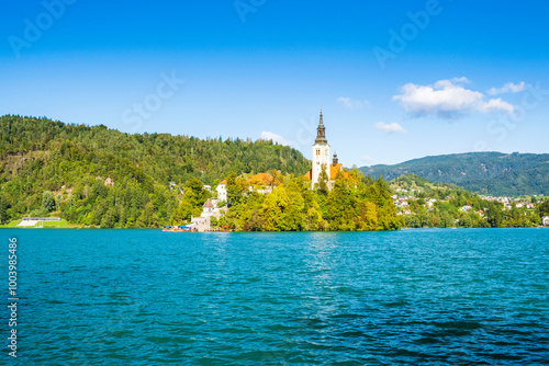 Obraz na płótnie Bled lake in Slovenia in autumn, amazing landscape w salonie
