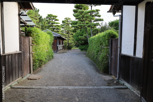 Tableau sur toile A Japanese garden : a scene of the entrance to Yosui-en Japanese Garden in Wakay