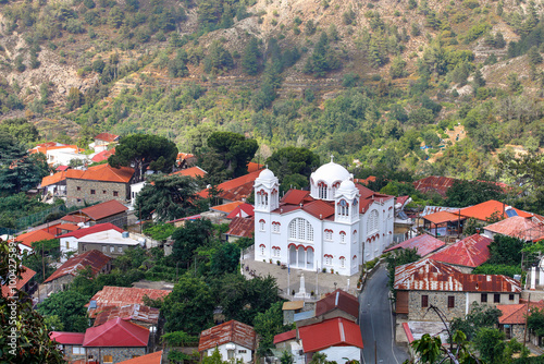 Kirche in einem schön gelegenem Bergort photo