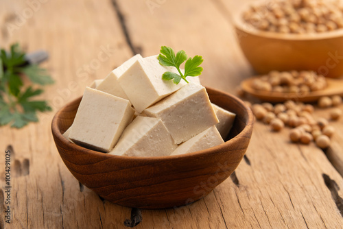 Fotografi Sliced block tofu,Hard white Tofu soy bean curd in wooden bowl.