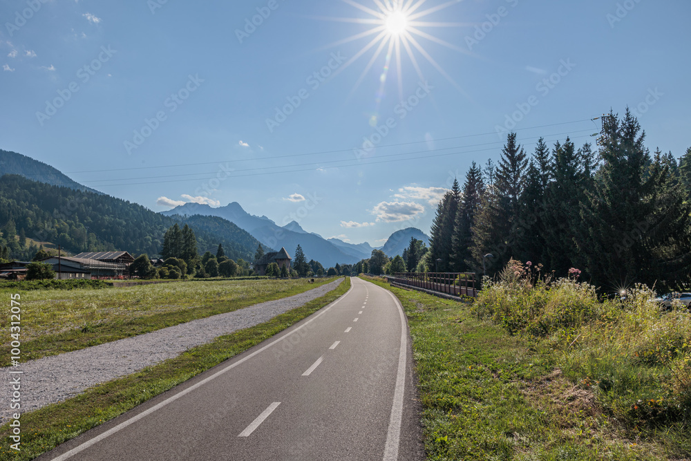 ampia vista panoramica del bellissimo ambiente naturale di montagna lungo l'ampia valle tra le città di Tarvisio e Pontebba, nell'Italia nord orientale, di giorno, in estate