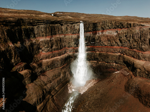 Wasserfall in der isländischen Wildnis – Luftaufnahme des Haifoss photo