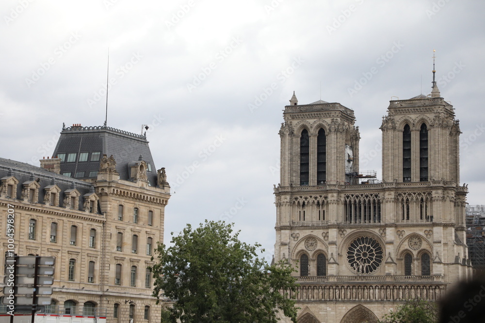 Obraz premium Cathédrale Notre-Dame de Paris : Façade Gothique Ouest et Reconstruction Post-Incendie
