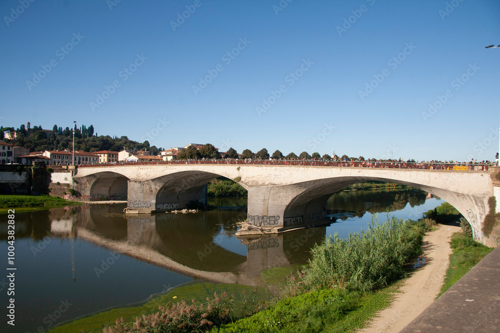 Fototapeta premium Italia, Toscana, Firenze. Fiume Arno e ponte alla Vittoria.