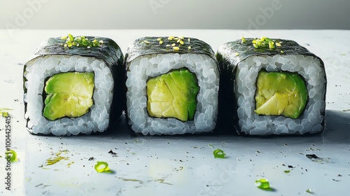 Rollos de sushi vegetarianos rellenos de aguacate fresco, envueltos en nori y arroz. Un plato saludable y ligero ideal para los amantes de los vegetales.