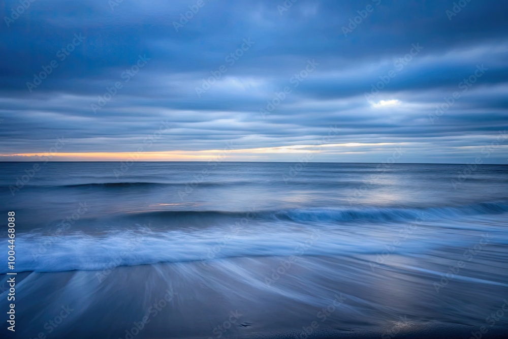 Obraz premium Gentle ocean waves create a serene and calming scene.
