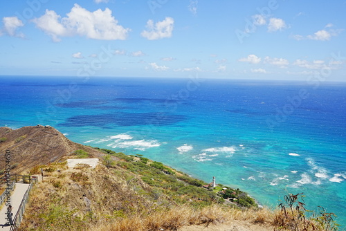 Obraz na płótnie View of Honolulu Hawaii from the Summit of Diamond Head Crater in USA - アメリカ ダイヤモンドヘッド頂上からのホノルル ビーチの風景 w salonie