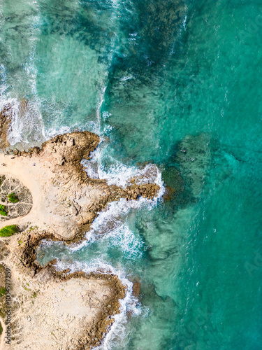 Vue aérienne sur la plage avec une eau claire 