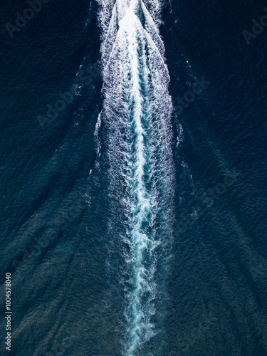 Vue aerienne du sillage d'un bateau sur une eau bleue