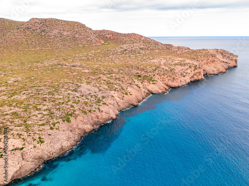 Vue aérienne de la mer bleue et de la côte, île et plage