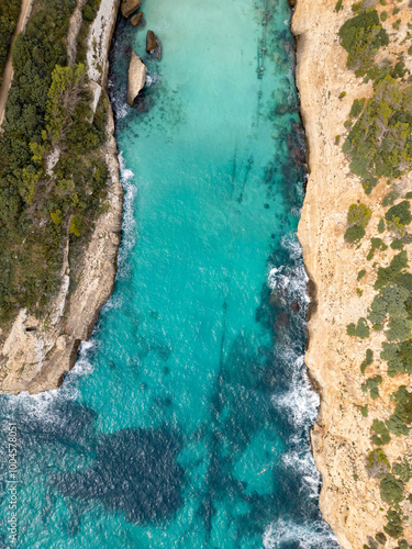 Wallpaper Mural Vue aérienne de la mer bleue et de la côte, île et plage Torontodigital.ca