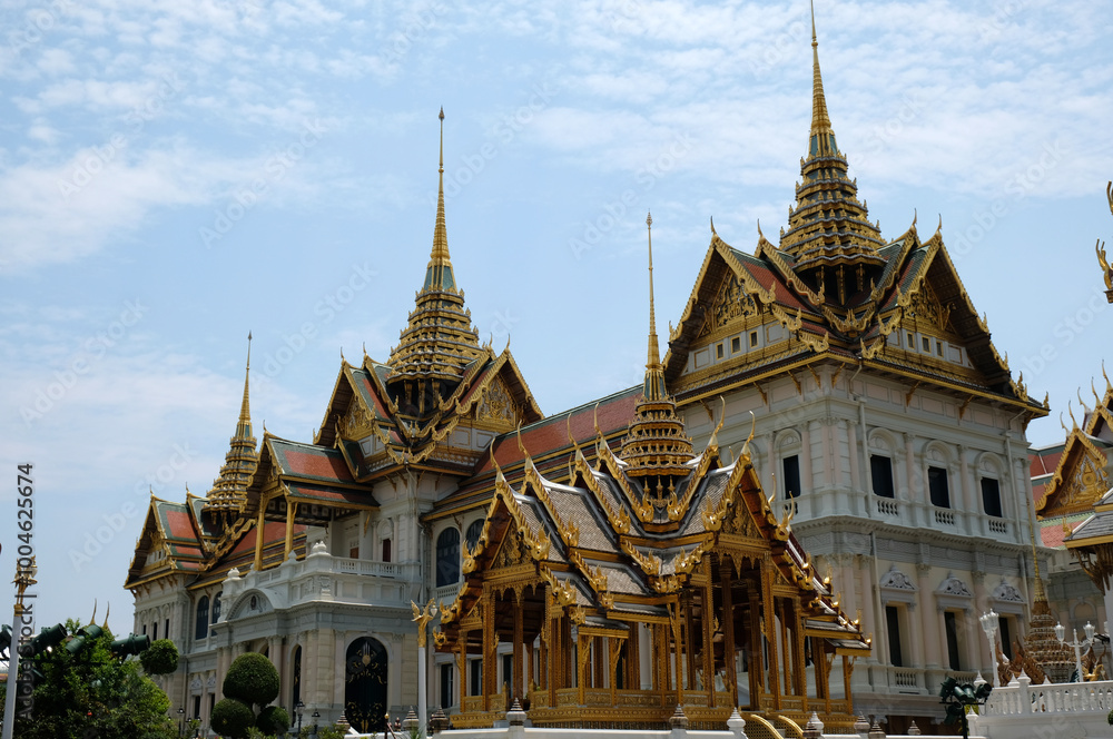 Fototapeta premium white Buddhist temple with carved golden roof, Bangkok