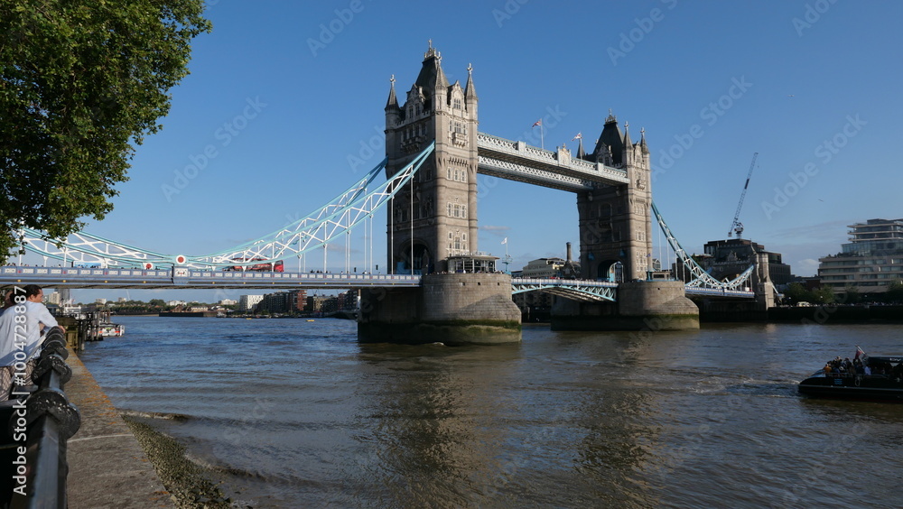 Obraz premium View of Tower Bridge in London, spanning the River Thames. Showcasing the iconic bridge's stunning Gothic architecture and its prominent role in the city's skyline