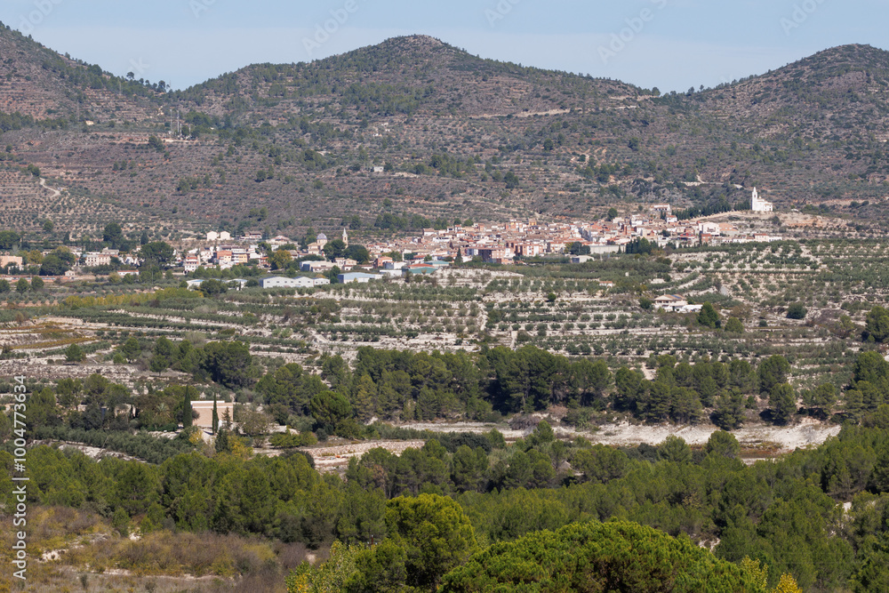 Paisaje con la población de Beniarrés y sus montañas, España Paisaje con la población de Beniarrés y sus montañas, España