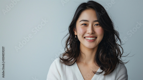 笑顔の若い日本人女性