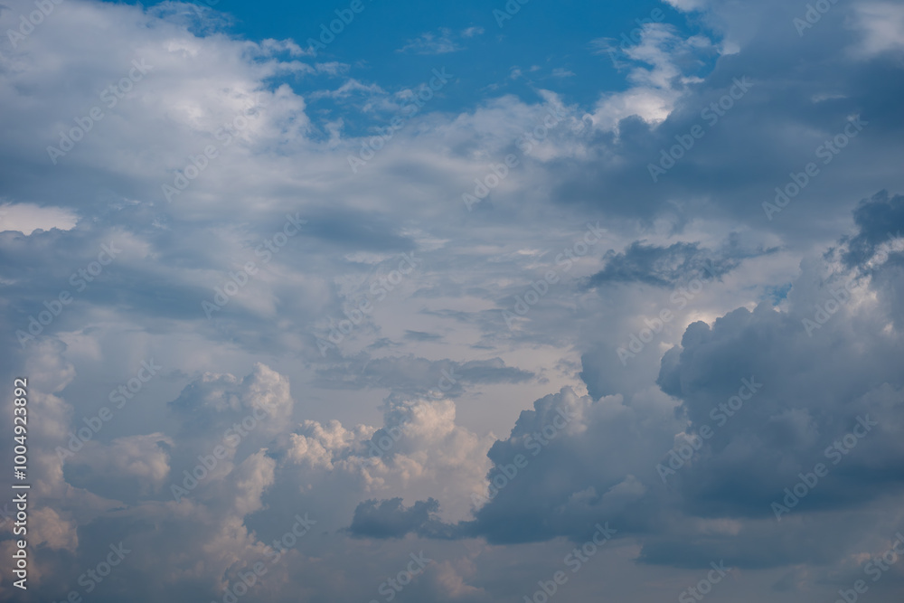 Fototapeta premium 穏やかな青空に広がる雲の風景