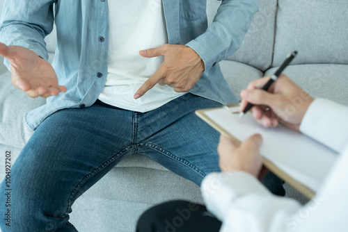 Foto Man hold hand in front of private parts feeling discomfort and consult doctor