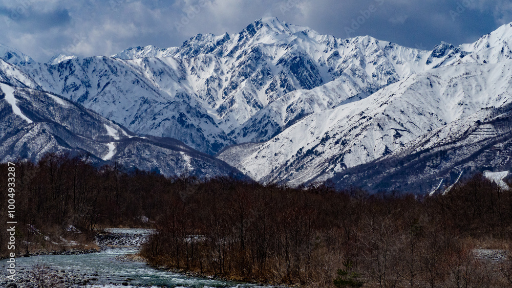 冬の北アルプスと残雪の松川 長野県白馬村 冬の北アルプスと残雪の松川 長野県白馬村