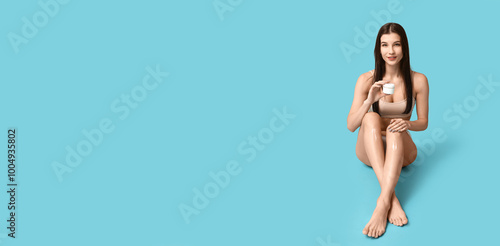 Beautiful young woman holdi...