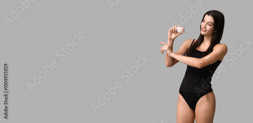 Beautiful young woman holdi...