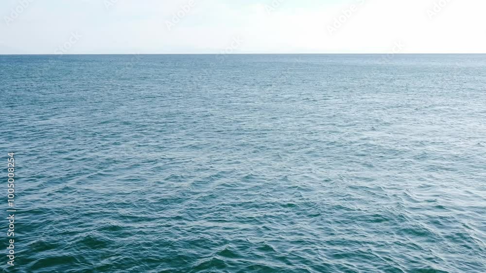 静かにうねる海面 静かにうねる海面