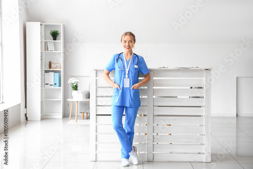 Female medical intern in cl...