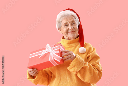 Senior woman in Santa hat w...