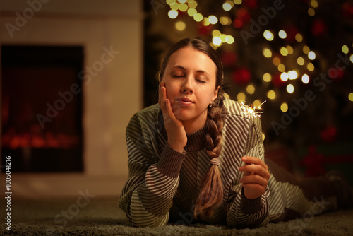 Young woman with Christmas ...