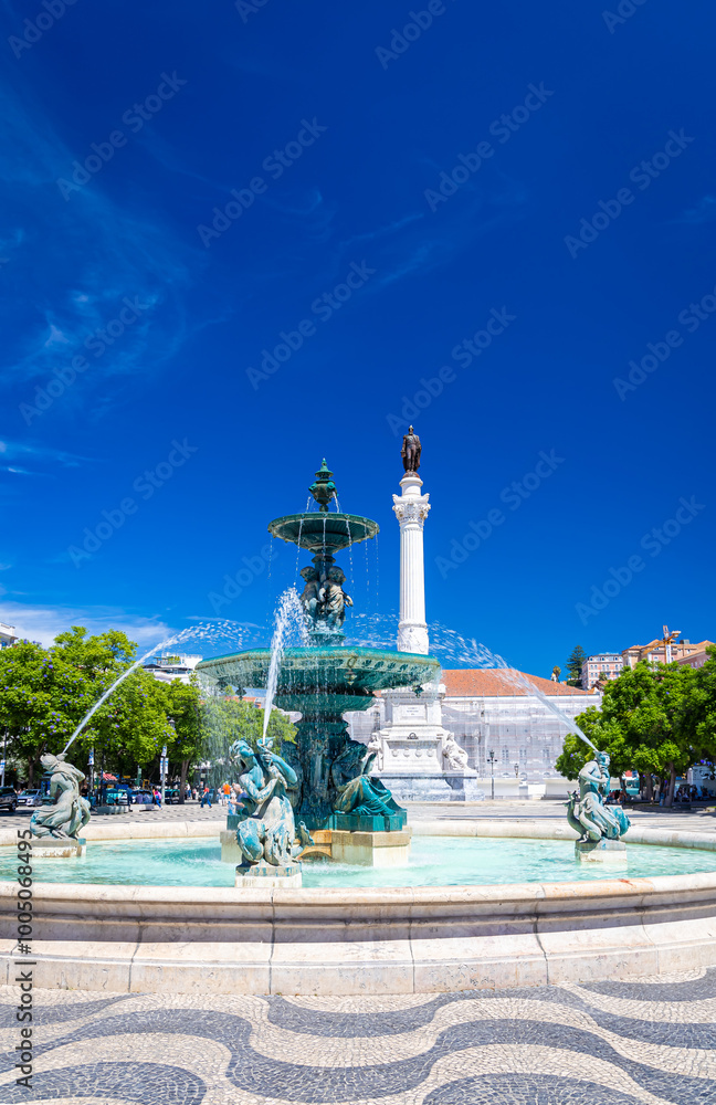 Obraz premium Praca dom Pedro IV, Lisbon's lively central plaza with a wavy cobblestone pattern