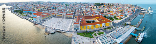 Obraz na płótnie Praca do Comercio, a large, harbour-facing plaza in Portugal's capital, Lisbon w salonie