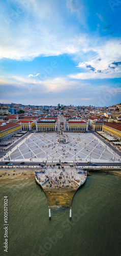Obraz na płótnie Praca do Comercio, a large, harbour-facing plaza in Portugal's capital, Lisbon w salonie