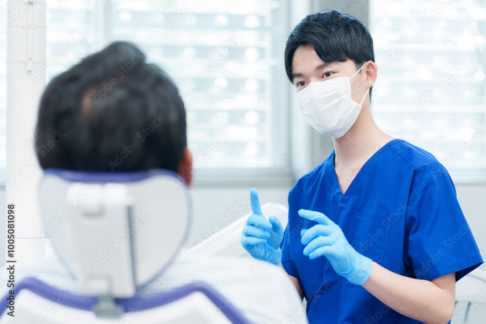 歯科医師から説明を受ける患者 歯科医師から説明を受ける患者