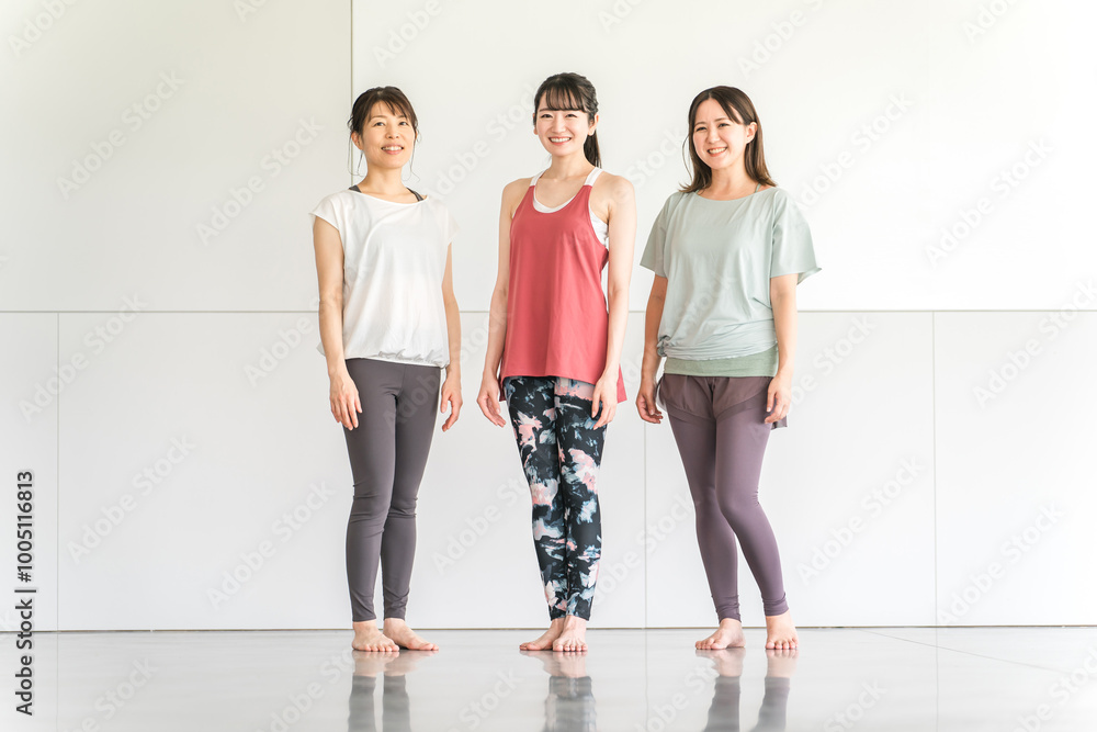 Fototapeta premium スポーツジムでスポーツウェアを着てトレーニングする女性達 