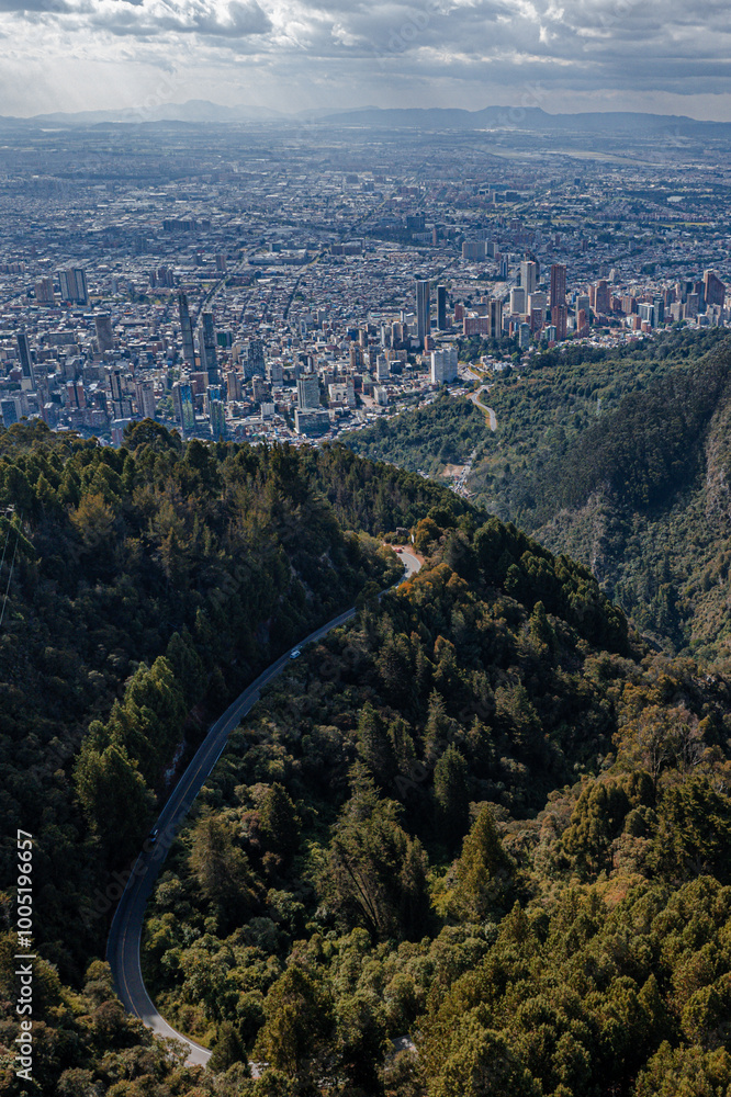 Vista aérea de los cerros de Monserrate y Guadalupe que rodean la ciudad de Bogotá.