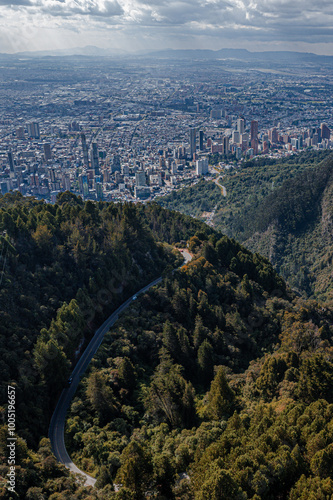 Obraz na płótnie Vista aérea de los cerros de Monserrate y Guadalupe que rodean la ciudad de Bogotá. w salonie