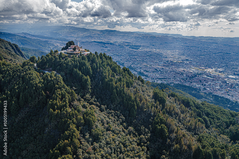 Vista aérea de los cerros de Monserrate y Guadalupe que rodean la ciudad de Bogotá.