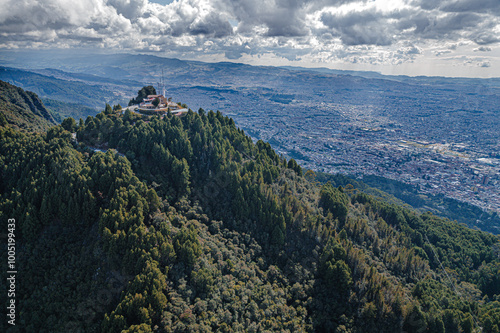 Obraz na płótnie Vista aérea de los cerros de Monserrate y Guadalupe que rodean la ciudad de Bogotá. w salonie