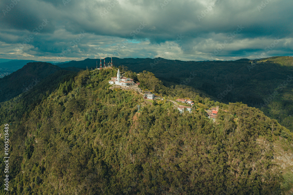 Vista aérea de los cerros de Monserrate y Guadalupe que rodean la ciudad de Bogotá.