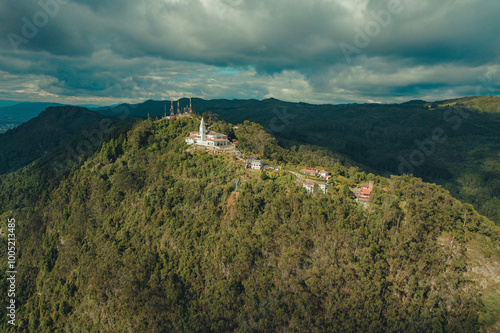 Obraz na płótnie Vista aérea de los cerros de Monserrate y Guadalupe que rodean la ciudad de Bogotá. w salonie