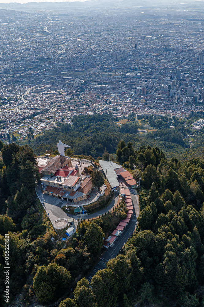 Vista aérea de los cerros de Monserrate y Guadalupe que rodean la ciudad de Bogotá.
